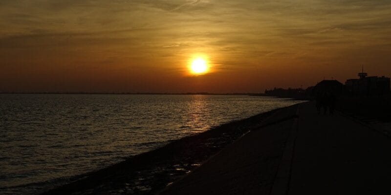 Beliebte Südstrandpromenade direkt am Meer