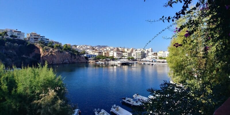 Agios Nikitas Dieses idyllische Bild von Agios Nikitas fängt die charmante Atmosphäre eines Küstenortes perfekt ein und zeigt die harmonische Mischung aus Natur und Architektur.