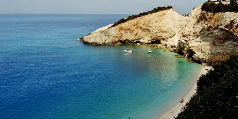 Porto Katsiki Das Bild zeigt Porto Katsiki, einen der bekanntesten Strände auf der griechischen Insel Lefkada. Der Strand besteht aus feinem, weißen Sand und wird von steilen, hellen Klippen umrahmt, die majestätisch in das türkisblaue Wasser ragen.