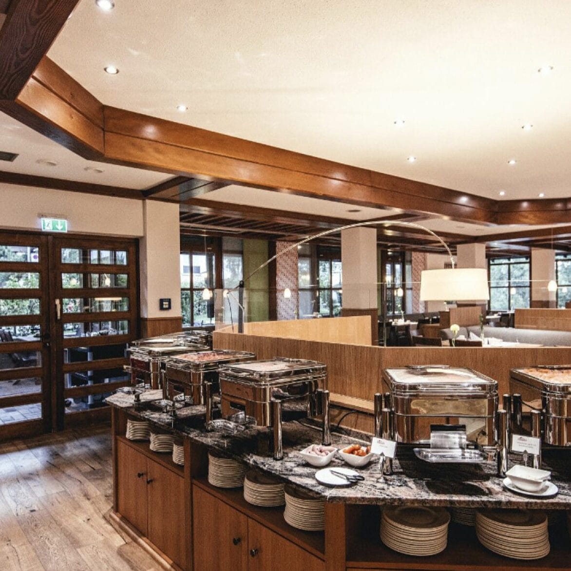 Elegantes Buffet-Restaurant mit stilvollem Ambiente und warmem Holzakzent