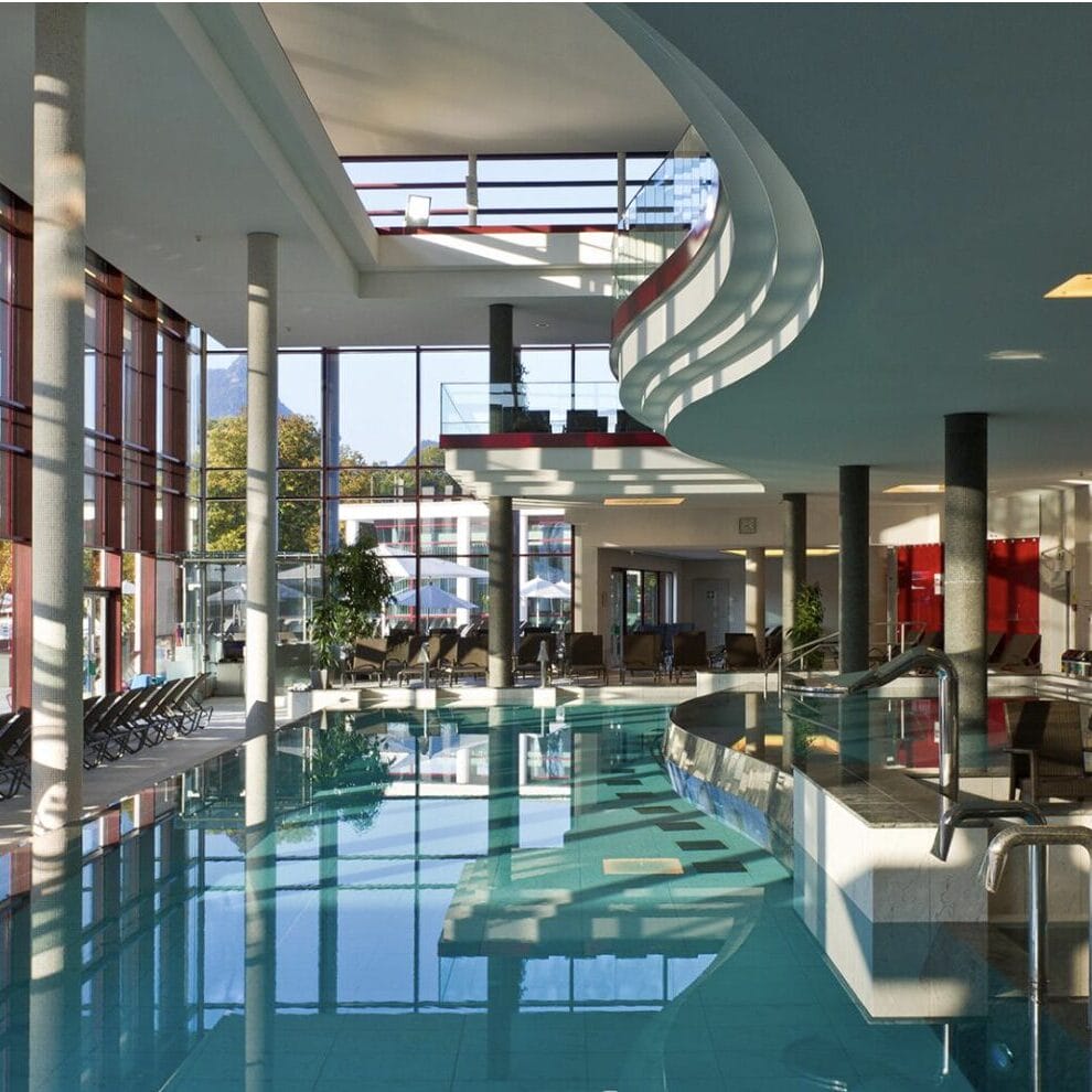 Modernes Hallenbad