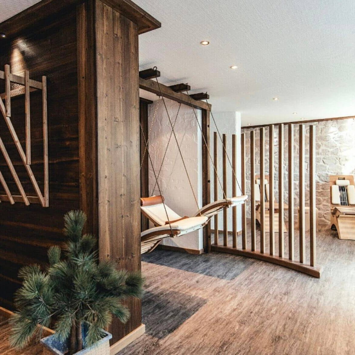 Ruheoase mit Holz- und Steinelementen für entspannte Momente