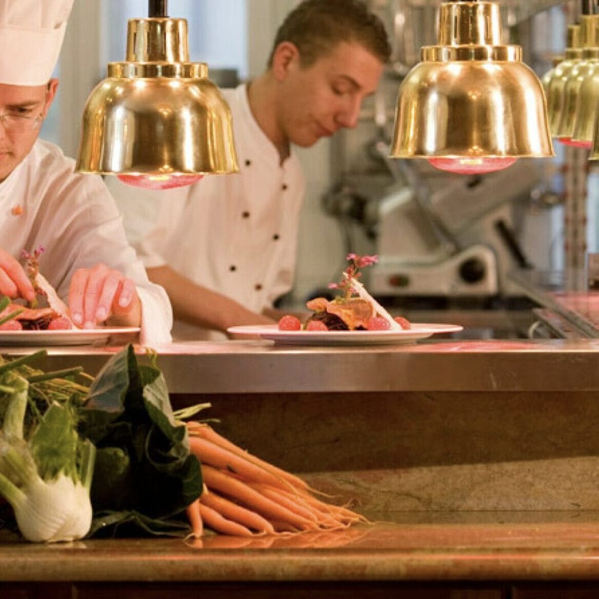 Köche bei der kreativen Speisenzubereitung