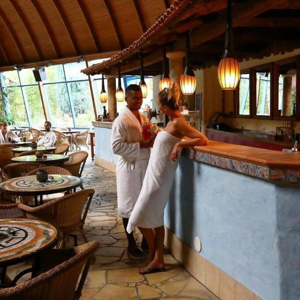 Gemütliche Bar- und Loungebereich mit entspannter Atmosphäre