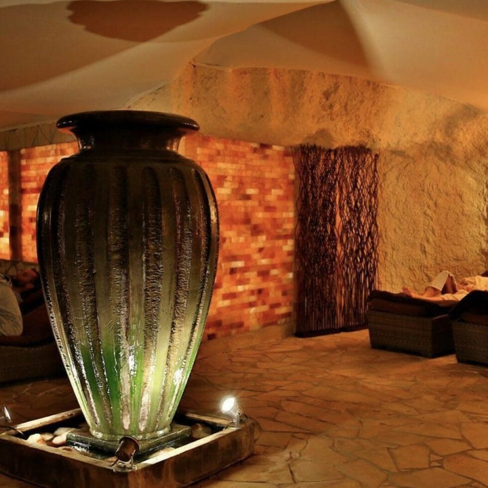 Ruhiger Ruheraum mit warmem Licht und Relaxliegen