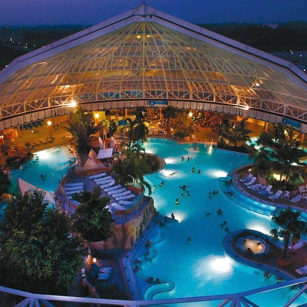 Geöffnete Glaskuppeln der Therme Erding