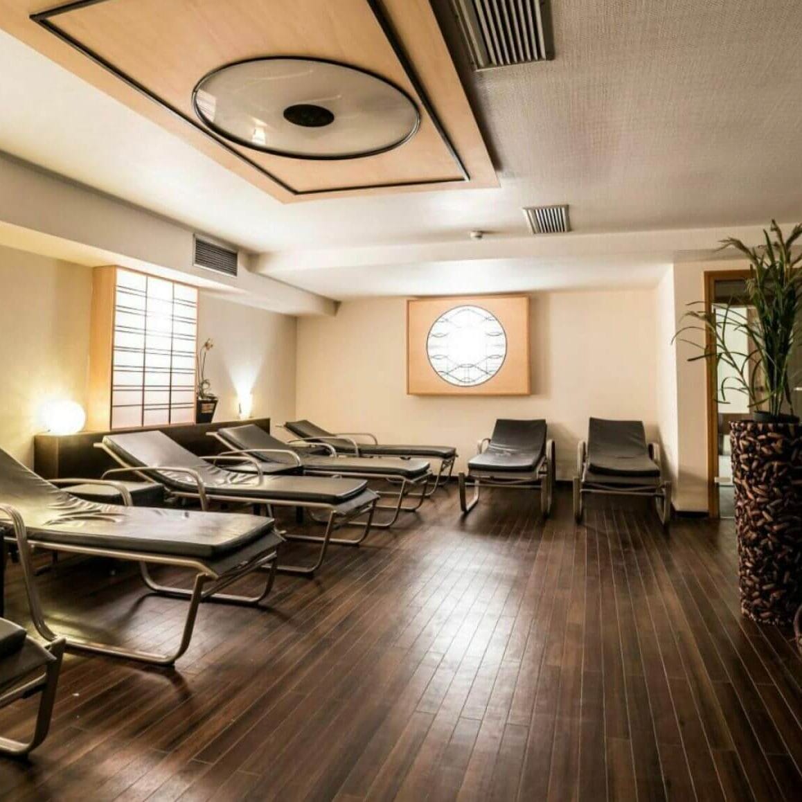 Entspannungsraum mit Lounge-Liegen