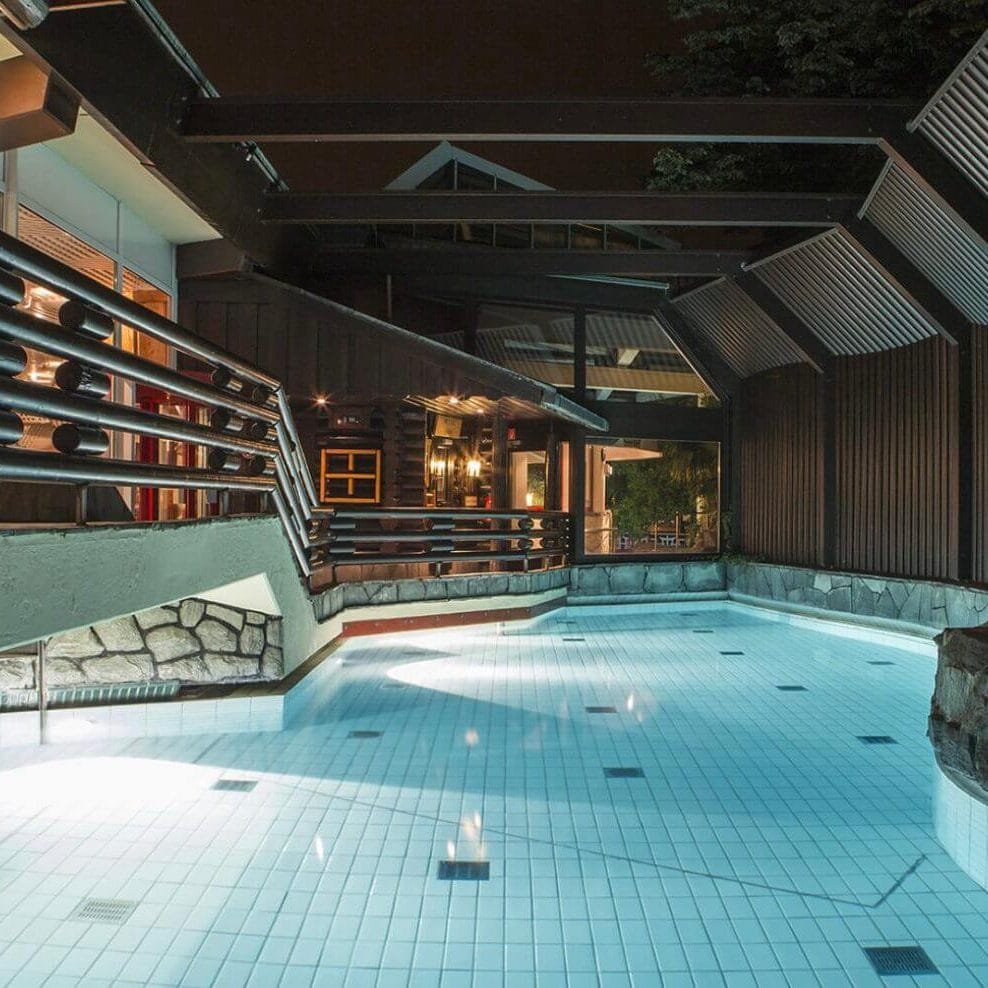 Exklusives Indoor-Pool-Ambiente