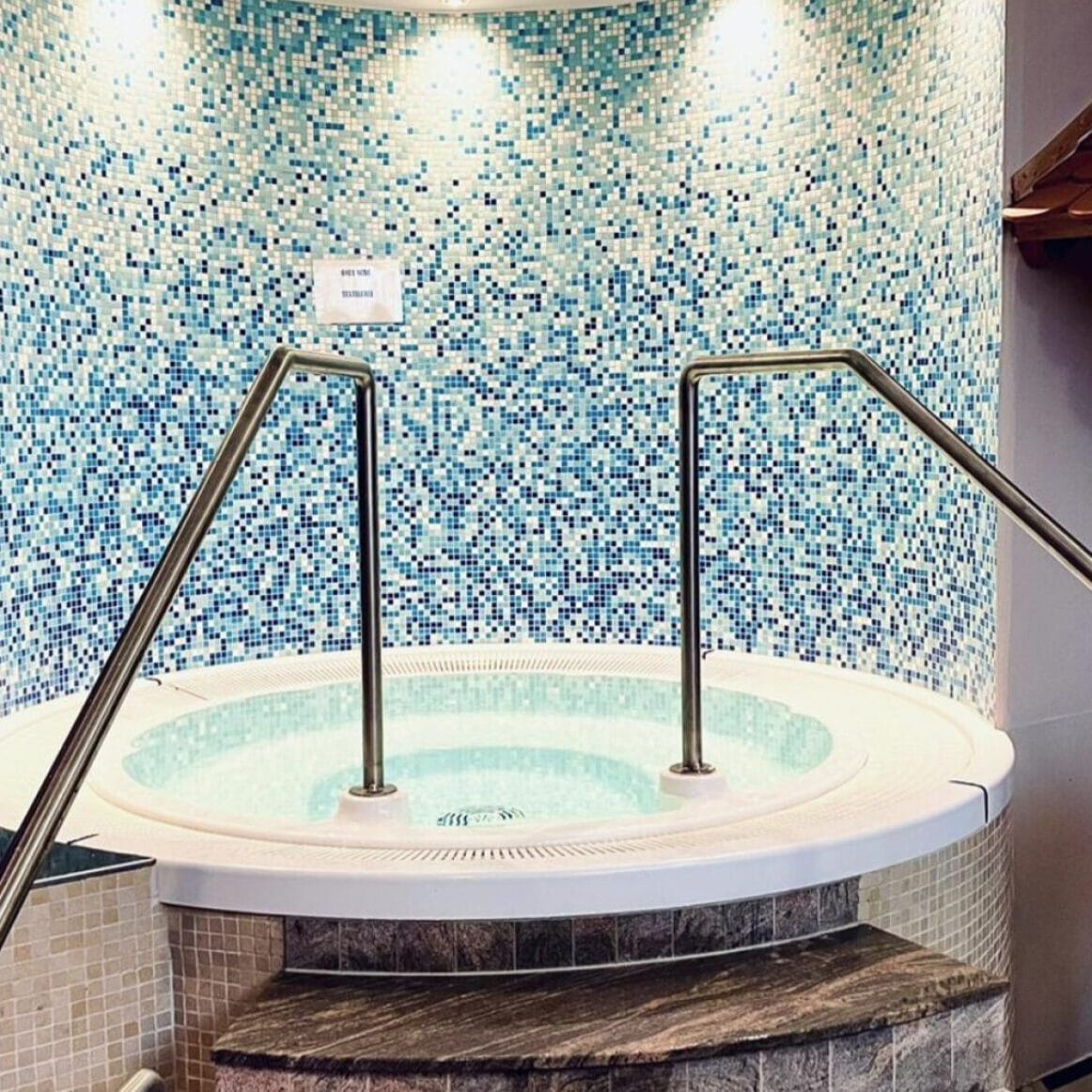 Luxuriöser Whirlpool mit Mosaik-Wand