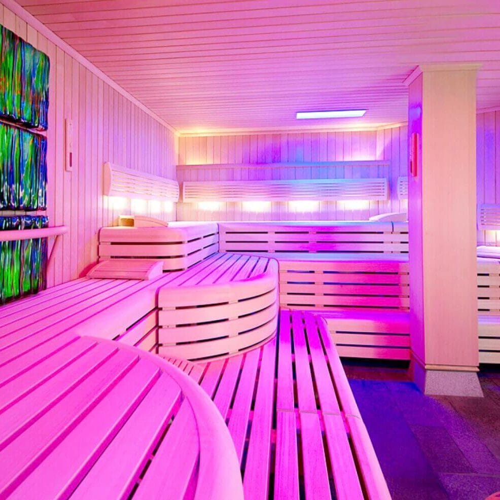 Modernes Sauna-Erlebnis mit stimmungsvoller Beleuchtung