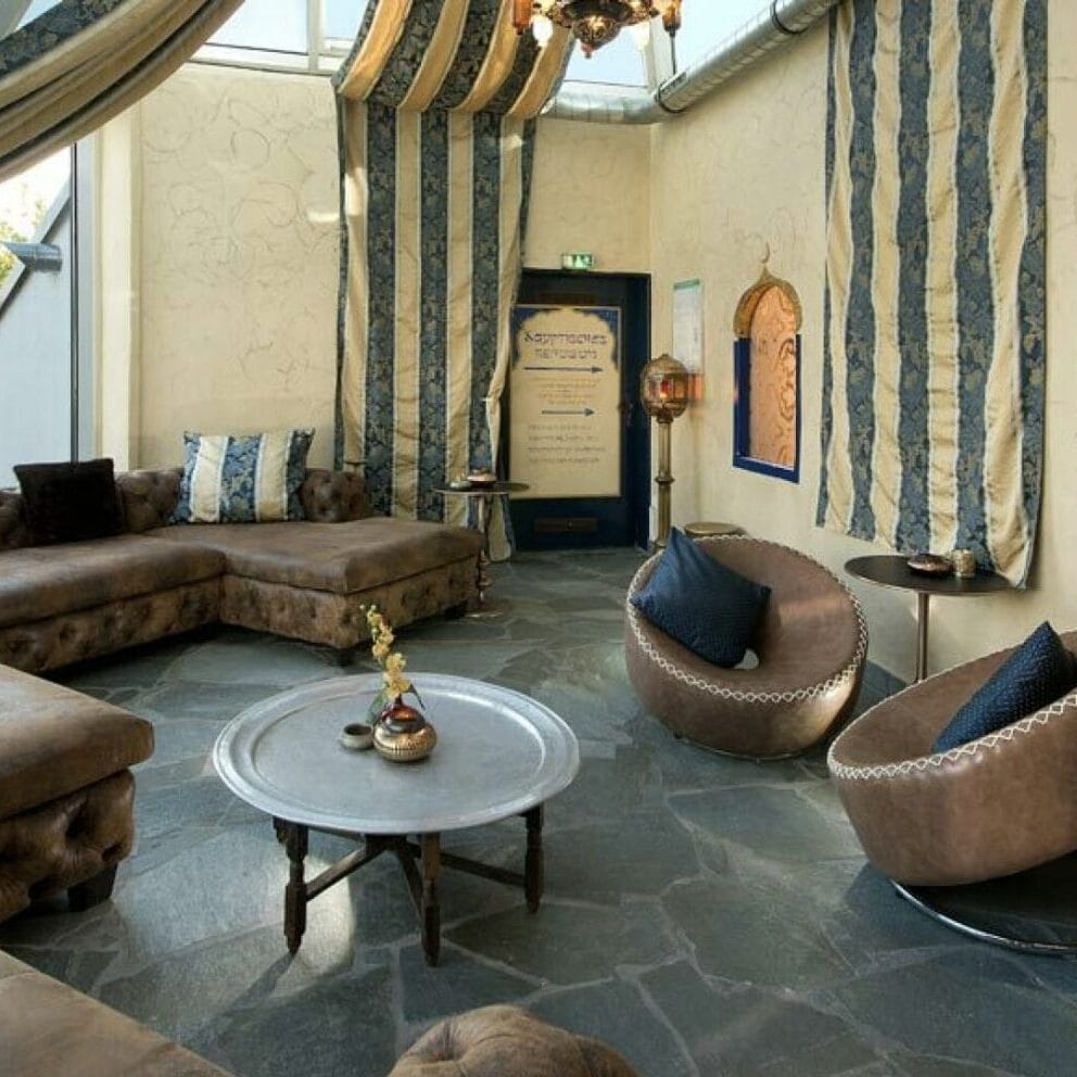 Orientalisch inspiriertes Ruhezimmer mit luxuriösen Sitzmöbeln