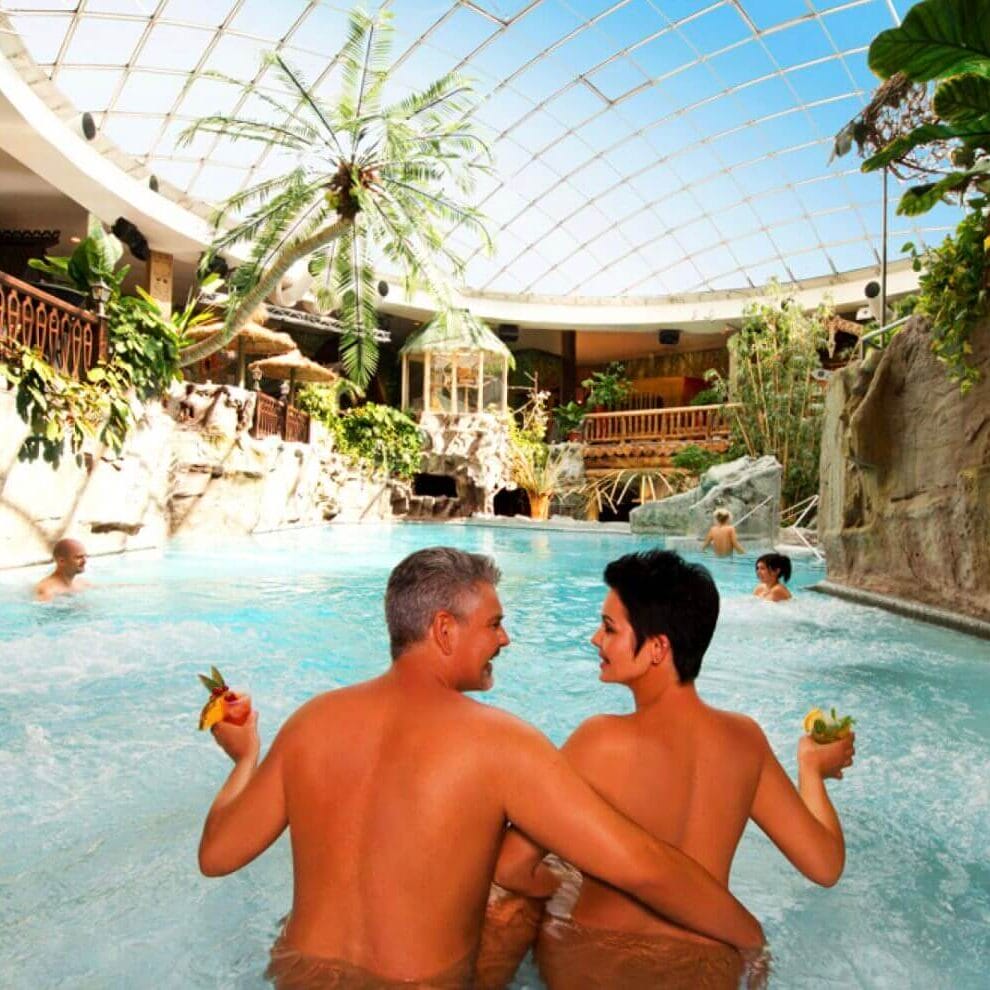 Therme mit entspannter Atmosphäre unter Glaskuppel