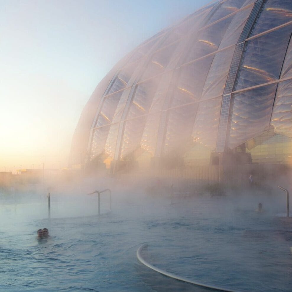 Außenbereich mit dampfendem Thermalbecken