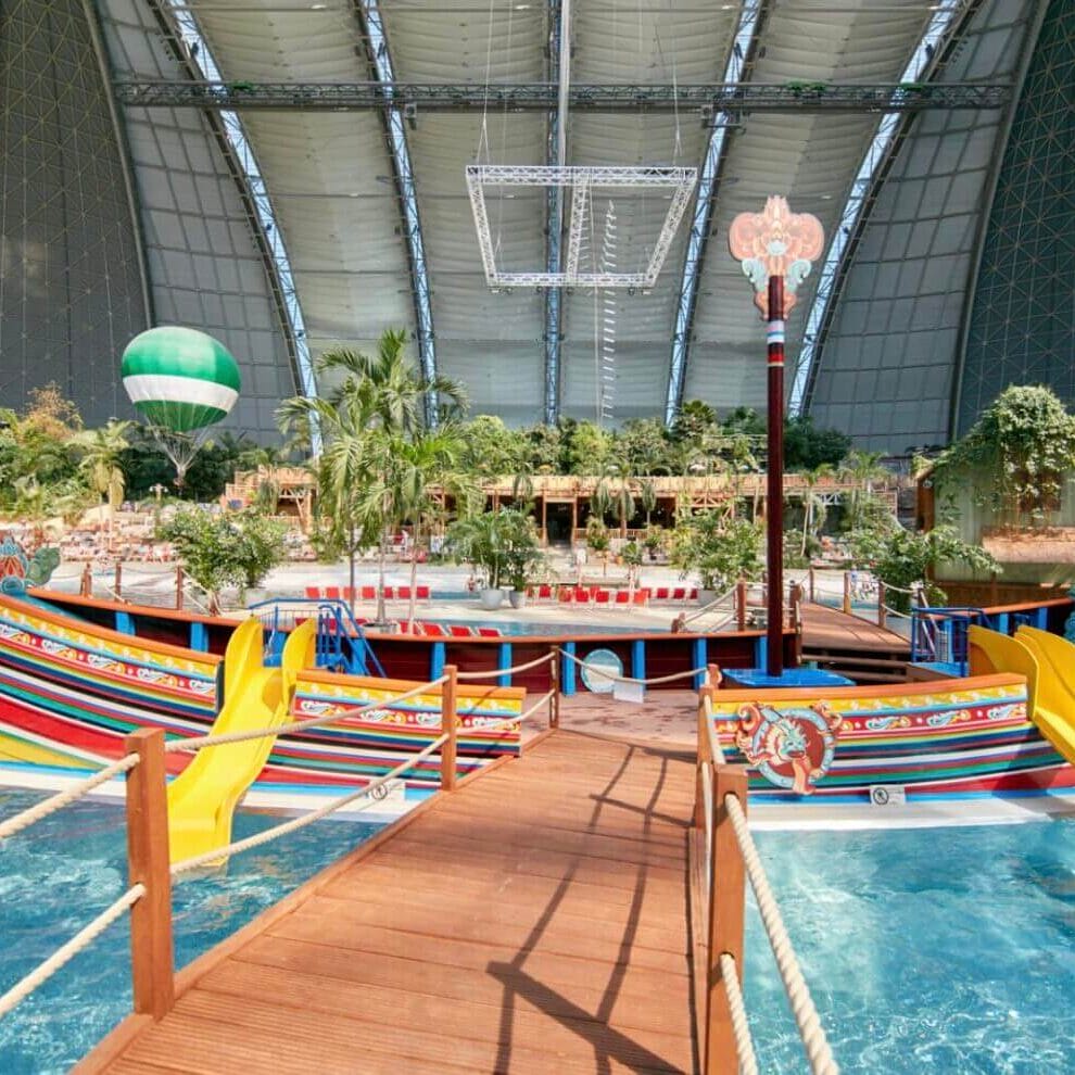 Indoor-Bereich mit Palmen und Rutschen