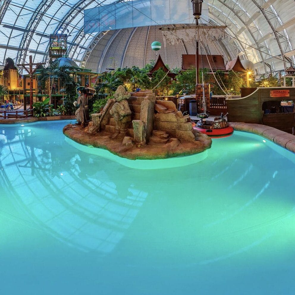 Themenbereich im Piratenstil mit Lagune